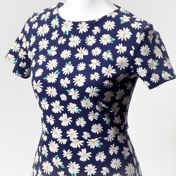 Old Navy Daisy Print Mini Dress – Size XS – Floral, Flattering & Effortless 🌼🖤 - Picture 3 of 14